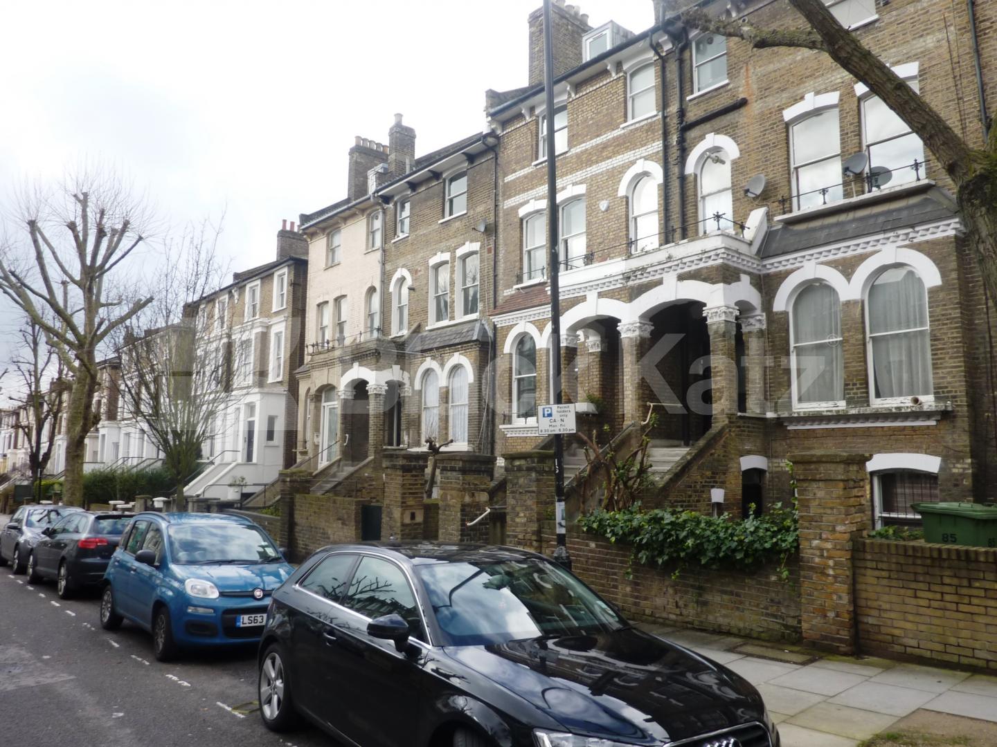 			HUGE ONE BED!, 1 Bedroom, 1 bath, 1 reception Flat			 St Augustines Road, CAMDEN SQUARE 